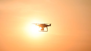 gün batımının arka planına karşı drone silüeti