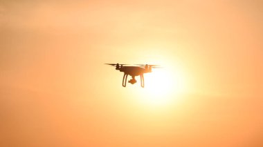 gün batımının arka planına karşı drone silüeti