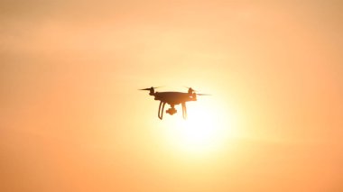 gün batımının arka planına karşı drone silüeti