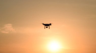 gün batımının arka planına karşı drone silüeti