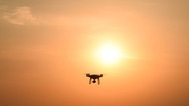gün batımının arka planına karşı drone silüeti