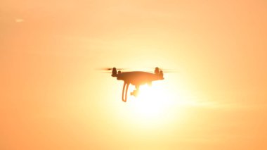 gün batımının arka planına karşı drone silüeti