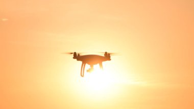 gün batımının arka planına karşı drone silüeti