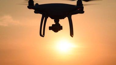 gün batımının arka planına karşı drone silüeti