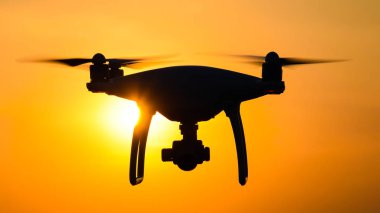 Quadrocopters siluet güneşin arka planı