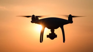 gün batımının arka planına karşı drone silüeti