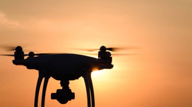 gün batımının arka planına karşı drone silüeti