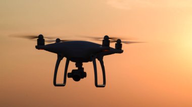 gün batımının arka planına karşı drone silüeti