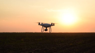 gün batımının arka planına karşı drone silüeti