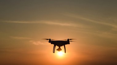 gün batımının arka planına karşı drone silüeti