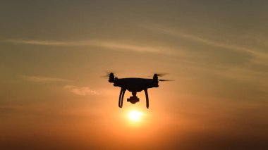gün batımının arka planına karşı drone silüeti