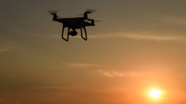 gün batımının arka planına karşı drone silüeti