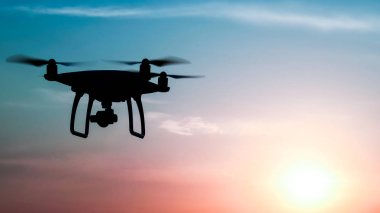 Quadrocopters siluet güneşin arka planı