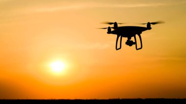 Quadrocopters siluet güneşin arka planı