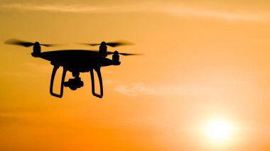 Quadrocopters siluet güneşin arka planı