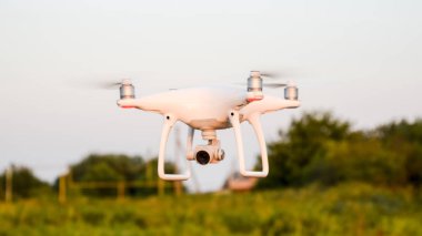 Ağaç tepelerinin karşı hava hovering dron,