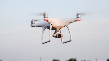 Ağaç tepelerinin karşı hava hovering dron,