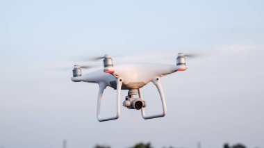 Ağaç tepelerinin karşı hava hovering dron,