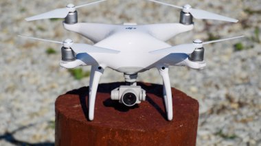 Quadrocopter ile DJI indeks işlem Phantom 4 ahşap kenevir tarihinde. Uçağı hazırlanıyor