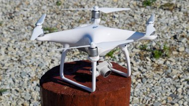 Quadrocopter ile DJI indeks işlem Phantom 4 ahşap kenevir tarihinde. Uçak uçuş için hazırlanıyor. Dron yenilikçi bir uçan robot olduğunu.