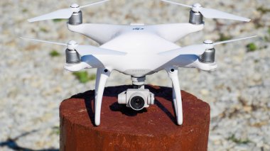 Quadrocopter ile DJI indeks işlem Phantom 4 ahşap kenevir tarihinde. Uçak uçuş için hazırlanıyor. Dron yenilikçi bir uçan robot olduğunu.