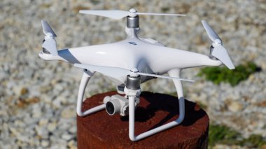 Quadrocopter ile DJI indeks işlem Phantom 4 ahşap kenevir tarihinde. Uçak uçuş için hazırlanıyor. Dron yenilikçi bir uçan robot olduğunu.