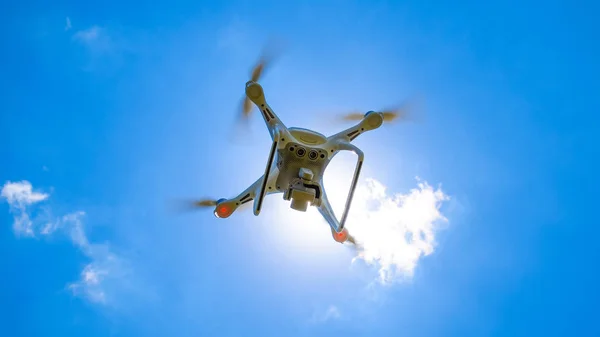 Drone DJI Phantom 4 in volo. Quadrocopter contro il cielo blu — Foto Stock