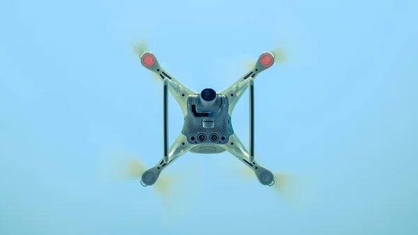 DRONY Dji Phantom 4 v letu. Quadrocopter proti modré obloze — Stock fotografie