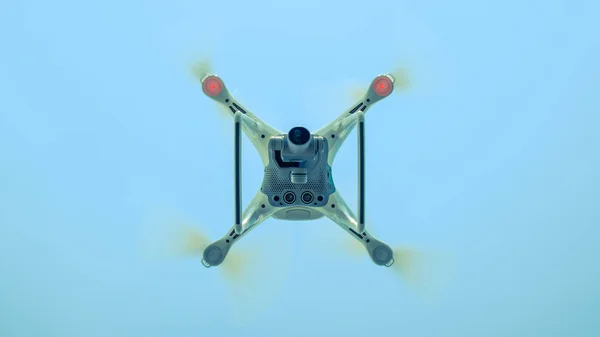 在飞行中无人机 Dji 幻影 4。直升机向蓝色的天空 — 图库照片