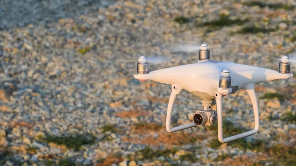 De drone, zweven boven de grond — Stockfoto