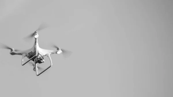 O drone a pairar no céu. Quadricópteros de voo — Fotografia de Stock