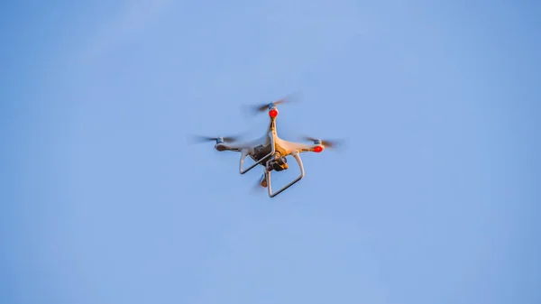 El dron, flotando en el cielo. Quadrocopteros de vuelo —  Fotos de Stock