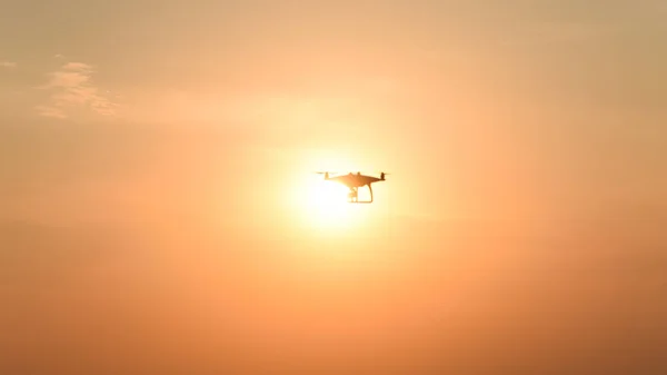 Silueta de dron contra el fondo de la puesta de sol —  Fotos de Stock