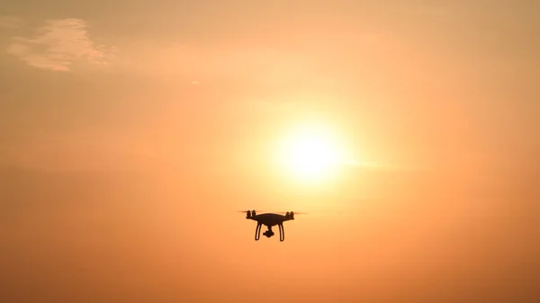 Gün batımının arka planına karşı drone silüeti — Stok fotoğraf