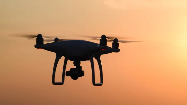 Drone silhouette sullo sfondo del tramonto — Foto Stock