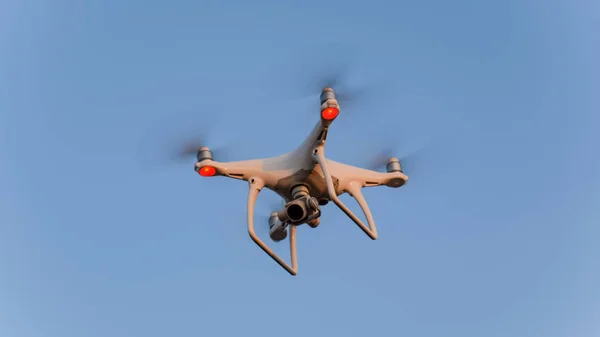 El dron, flotando en el cielo. Quadrocopteros de vuelo —  Fotos de Stock