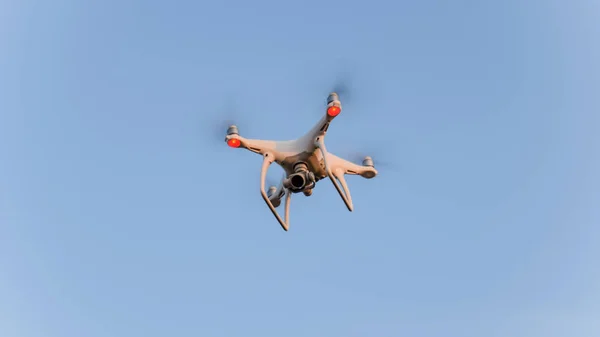 Drone, unosić się w niebo. Quadrocopters lotu — Zdjęcie stockowe