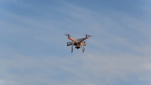 El dron, flotando en el cielo. Quadrocopteros de vuelo —  Fotos de Stock