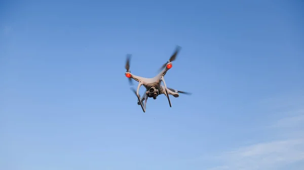 Drone, unosić się w niebo. Quadrocopters lotu — Zdjęcie stockowe