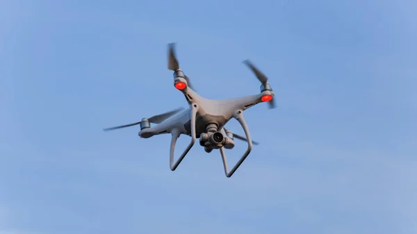 Il drone, in bilico nel cielo. Quadrocopter di volo — Foto Stock