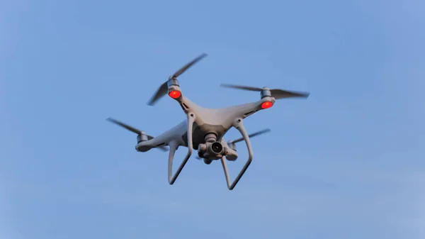 El dron, flotando en el cielo. Quadrocopteros de vuelo —  Fotos de Stock