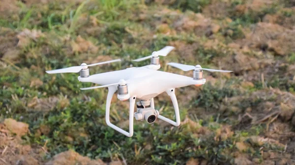 O drone, pairando sobre o chão — Fotografia de Stock