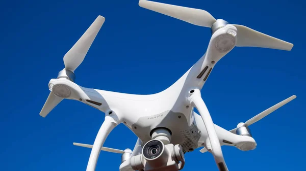 Quadrocopter DJI Phantom 4 contro il cielo blu . — Foto Stock