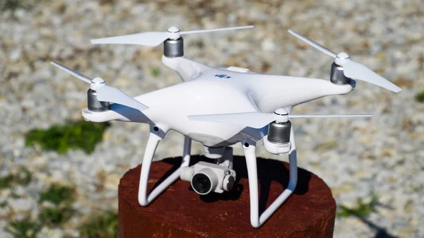 Quadrocopter Dji Phantom 4 na dřevěné konopí. Příprava DRONY za letu. Dron je inovativní Létající robot. — Stock fotografie