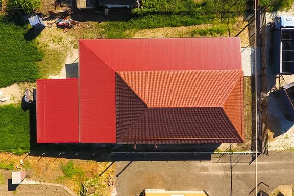 Ett hus med en baldakin över gården. Tak från korrugerade metall profil. Metall plattor. — Stockfoto