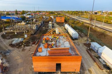 Bir tuğla bina inşaatı. Çatı montajı. İnşaat işleri.