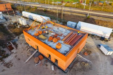 Bir tuğla bina inşaatı. Çatı montajı. İnşaat işleri.