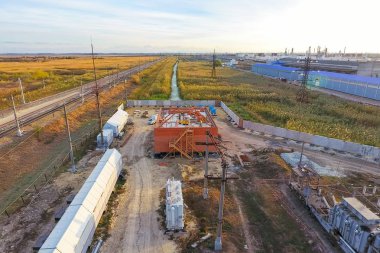 Bir tuğla bina inşaatı. Çatı montajı. İnşaat işleri.