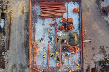 Bir tuğla bina inşaatı. Çatı montajı. İnşaat işleri.