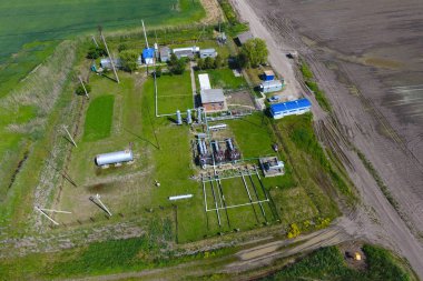 Kurutma gaz ve yoğuşma toplama donatımı. Üstten Görünüm. Üstten Görünüm petrol ayrılması için ekipman. Kurutma gaz ve yoğuşma toplama donatımı. Petrol sahası donanımları.